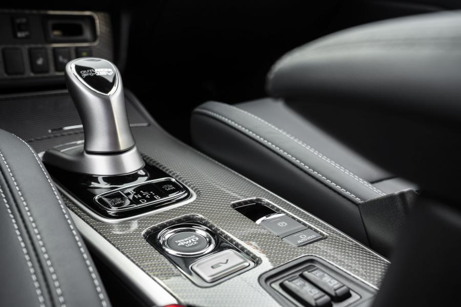 Детали интерьера Mitsubishi Outlander PHEV 2018 года  (NA) (фото 18 из 41)